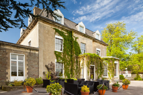 Image of the exterior and outside seating at Mercure Bristol North The Grange Hotel